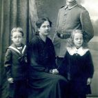 1914 Brand R. mit Familie.jpg